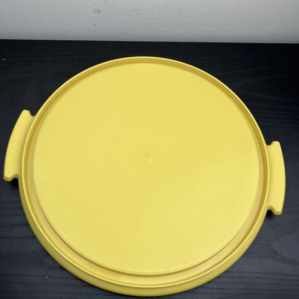 VTG Tupperware Yellow Round Cake Carrier Keeper Storage Container 684-8 683-8